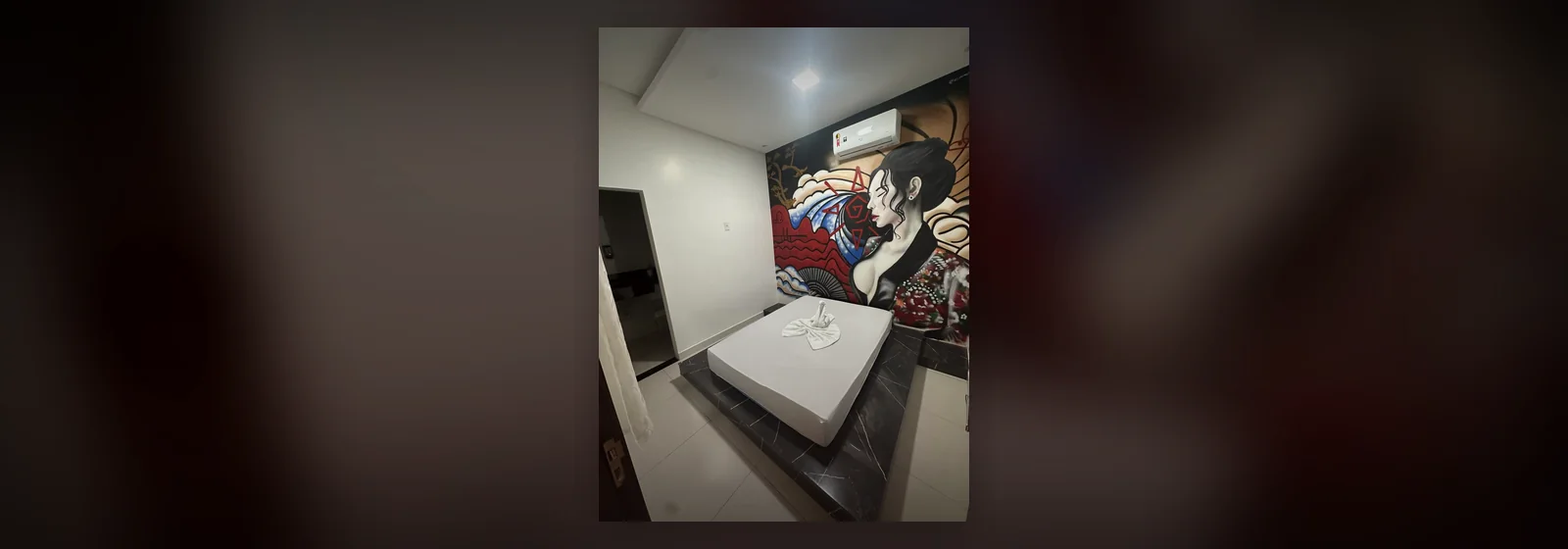 Ambiente reservado com iluminação vermelha