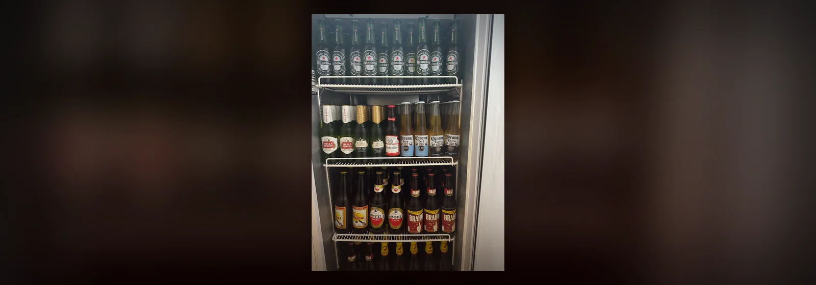 Bar com iluminação vermelha e detalhes do lounge